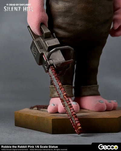 SILENT HILL x Dead by Daylight / Robbie the Rabbit Pink 1/6 Scale Statueㅤ – Gecco – ActionFigureBrasil — ângulo diferente