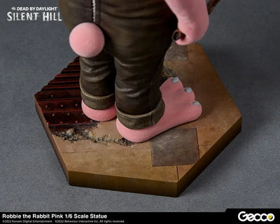 SILENT HILL x Dead by Daylight / Robbie the Rabbit Pink 1/6 Scale Statueㅤ – Gecco – ActionFigureBrasil — detalhe do produto