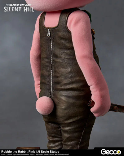 SILENT HILL x Dead by Daylight / Robbie the Rabbit Pink 1/6 Scale Statueㅤ – Gecco – ActionFigureBrasil — ambientada