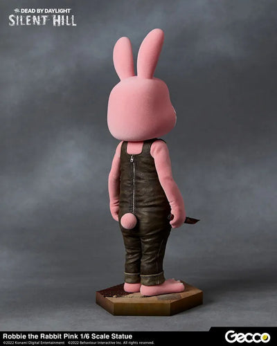 SILENT HILL x Dead by Daylight / Robbie the Rabbit Pink 1/6 Scale Statueㅤ – Gecco – ActionFigureBrasil — com base expositora