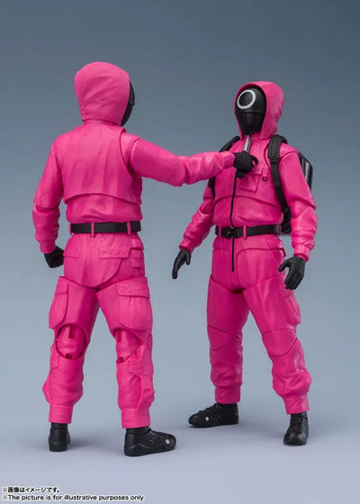 Squid Game - Managers - Workers - S.H.Figuarts (Bandai Spirits)ㅤ – Bandai Spirits – ActionFigureBrasil — ângulo diferente