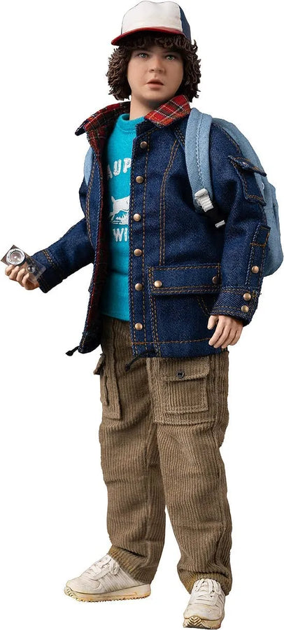 Stranger Things - 1/6 - Dustin Henderson (threezero)ㅤ – ThreeZero – ActionFigureBrasil