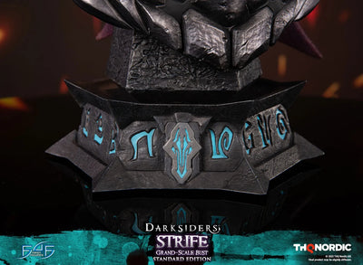Strife – First 4 Figures – ActionFigure Brasil — com base expositora