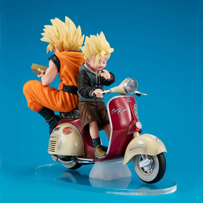 Super Saiyan Son Goku & Super Saiyan Son Gohan on Motorbike – MegaHouse – ActionFigure Brasil — ângulo diferente