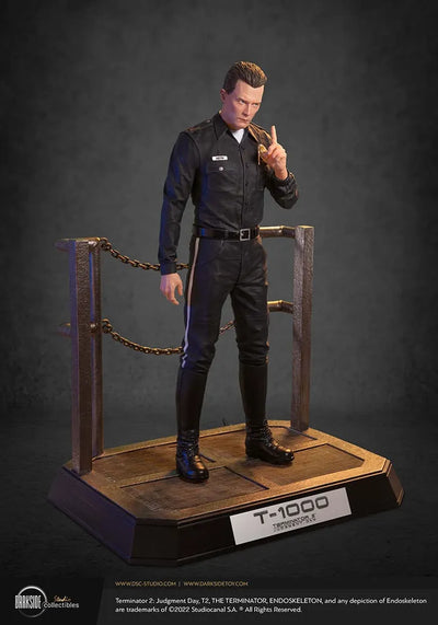 T-1000 - LIMITED EDITION: 350 – DarkSide Collectibles Studio – ActionFigure Brasil — com base expositora