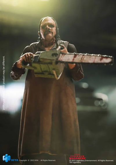 Texas Chainsaw Massacre -Leatherface Returns- 1/18 Action Figure Leatherfaceㅤ – Hiya Toys – ActionFigureBrasil — com base expositora