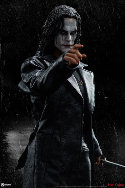The Crow - 1/6 Scale Fully Poseable Figure: Eric Dravenㅤ – Sideshow Collectibles – ActionFigureBrasil — ângulo diferente