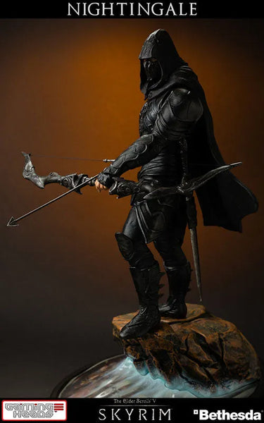 The Elder Scrolls V: Skyrim/Nightingale 1/6 Statueㅤ – Puella Magi Madoka Magica – ActionFigureBrasil — com base expositora