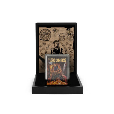 The Goonies 40th Anniversary Movie Poster Coin - LIMITED EDITION: 400 – Agoro – ActionFigure Brasil — ângulo diferente