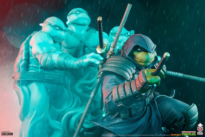 The Last Ronin - Supreme Edition - LIMITED EDITION: 500 (Supreme Edition) – PCS – ActionFigure Brasil — com base expositora
