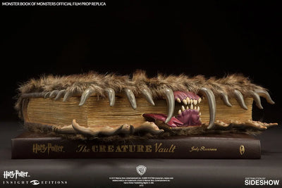 The Monster Book of Monsters – Insight Collectibles – ActionFigure Brasil — detalhe do produto