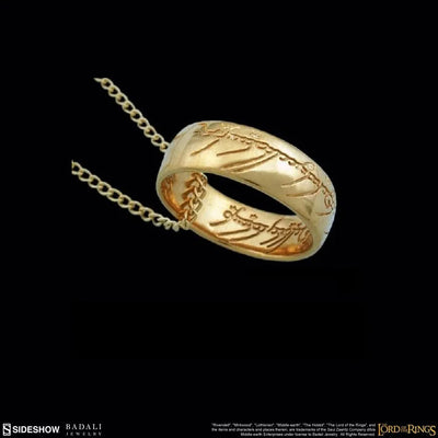 The ONE RING™ Necklace (GOLLUM™ Gold) – Badali Jewelry – ActionFigure Brasil — com base expositora