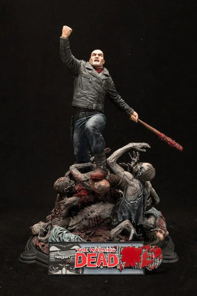 The Walking Dead - Negan Statueㅤ – McFarlane Toys – ActionFigureBrasil — ângulo diferente
