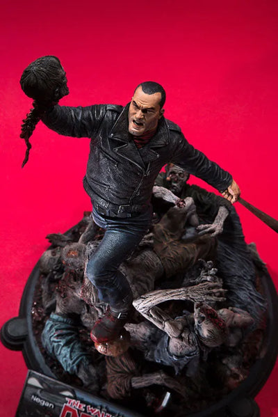 The Walking Dead - Negan Statueㅤ – McFarlane Toys – ActionFigureBrasil — iluminação de estúdio