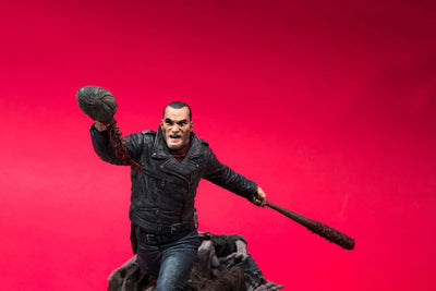 The Walking Dead - Negan Statueㅤ – McFarlane Toys – ActionFigureBrasil — ângulo diferente