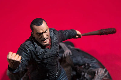 The Walking Dead - Negan Statueㅤ – McFarlane Toys – ActionFigureBrasil — detalhe do produto