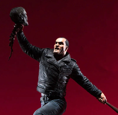 The Walking Dead - Negan Statueㅤ – McFarlane Toys – ActionFigureBrasil — com base expositora
