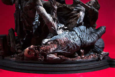The Walking Dead - Negan Statueㅤ – McFarlane Toys – ActionFigureBrasil — ângulo diferente