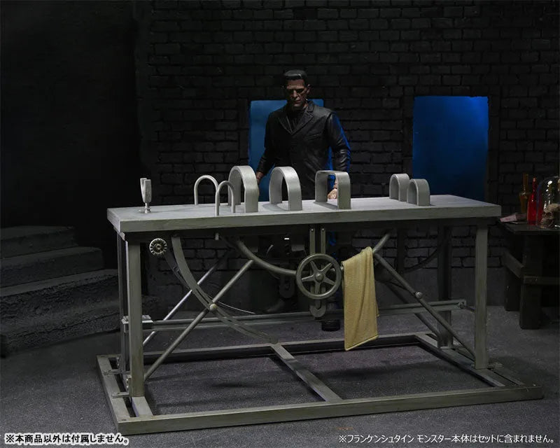 Universal Monsters / Frankenstein: 7 Inch Action Figure Accessory Packㅤ – NECA – ActionFigureBrasil