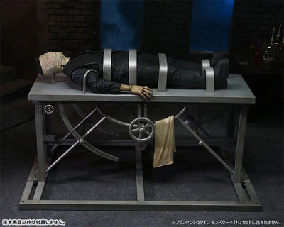 Universal Monsters / Frankenstein: 7 Inch Action Figure Accessory Packㅤ – NECA – ActionFigureBrasil — com base expositora