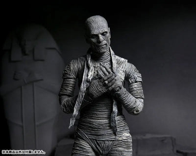 Universal Monsters / The Mummy: Imhotep 7 Inch Action Figure Black & White verㅤ – NECA – ActionFigureBrasil — com base expositora