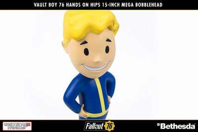 Vault Boy 76 (Hands on Hips) Mega Bobblehead (Hands on Hips) – Gaming Heads – ActionFigure Brasil — com base expositora