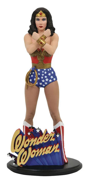 "Wonder Woman 1976 TV Series" PVC Statue DC Gallery Wonder Woman (Lynda Carter)ㅤ – Diamond Select Toys – ActionFigureBrasil