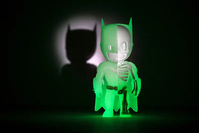 XXRAY meets DC Comics - Kid Robot Special-order Glow-in-the-dark Batman 4 Inch Vinyl Figureㅤ – Puella Magi Madoka Magica – ActionFigureBrasil — ângulo diferente