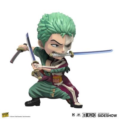 XXRAY Plus: Zoro (Anime Edition) – Mighty Jaxx – ActionFigure Brasil — com base expositora