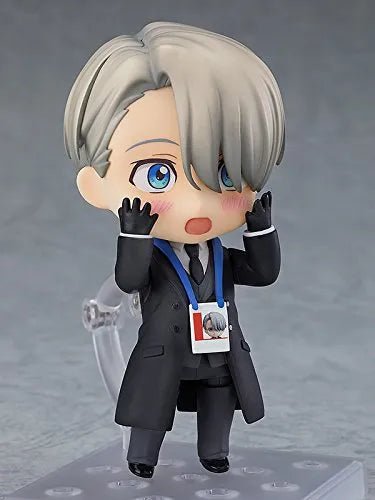 Yuri!!! on Ice - Victor Nikiforov - Nendoroid #865 - Coach ver. (Orange Rouge)ㅤ – Orange Rouge – ActionFigureBrasil — ângulo diferente