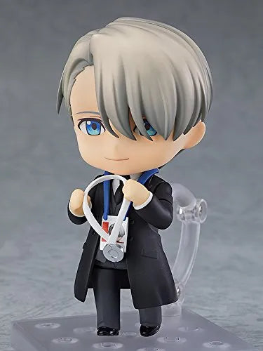 Yuri!!! on Ice - Victor Nikiforov - Nendoroid #865 - Coach ver. (Orange Rouge)ㅤ – Orange Rouge – ActionFigureBrasil — detalhe do produto