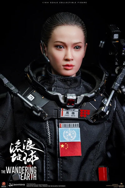 Zhou Qian – Damtoys – ActionFigure Brasil — com base expositora